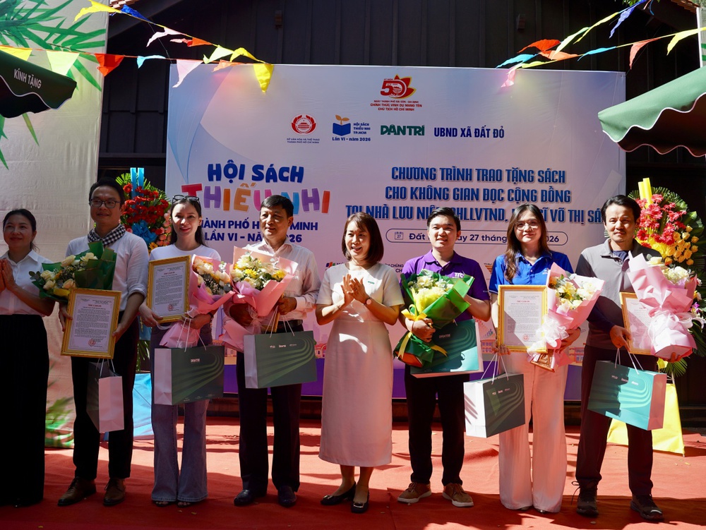 Diễn viên Hồ Quang Mẫn xúc động khi trở về quê trao học bổng cho học sinh nghèo - Ảnh 1.