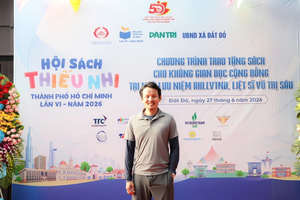 Diễn viên Hồ Quang Mẫn xúc động khi trở về quê trao học bổng cho học sinh nghèo - Ảnh 4.