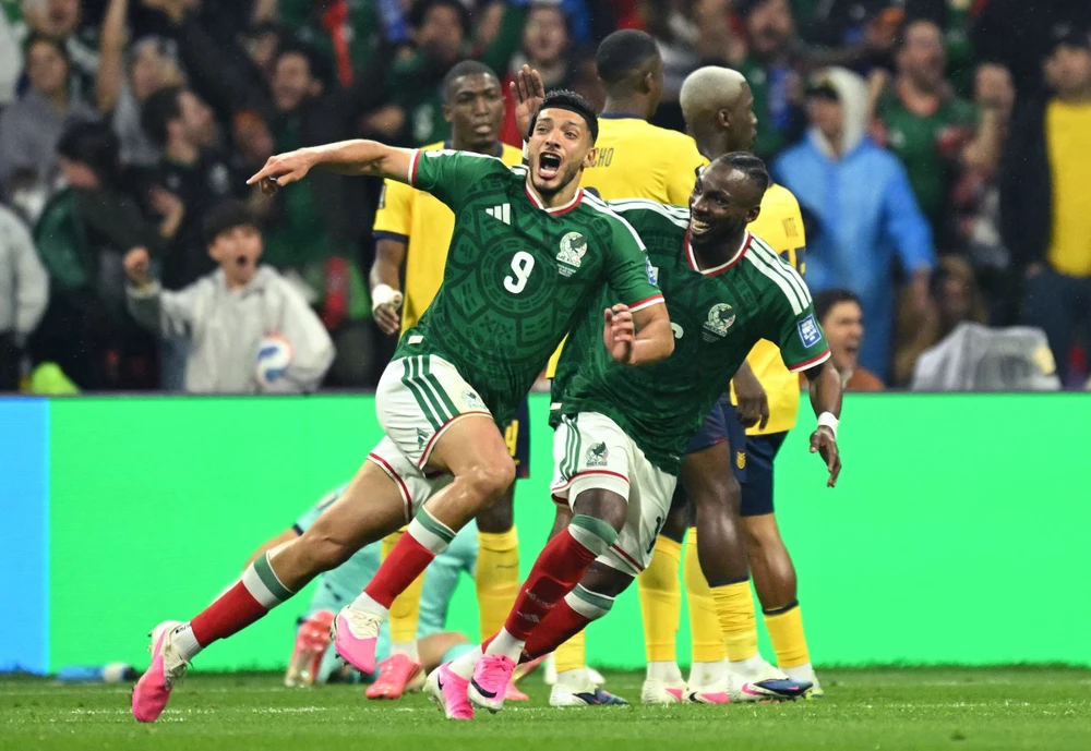Thắng thuyết phục Ecuador, Mexico thẳng tiến vào vòng 16 đội World Cup 2026 - Ảnh 1.