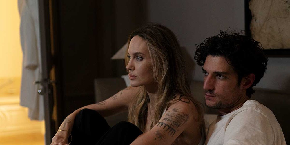 Angelina Jolie biến nỗi đau thành nghệ thuật trong "Couture" - Ảnh 5.