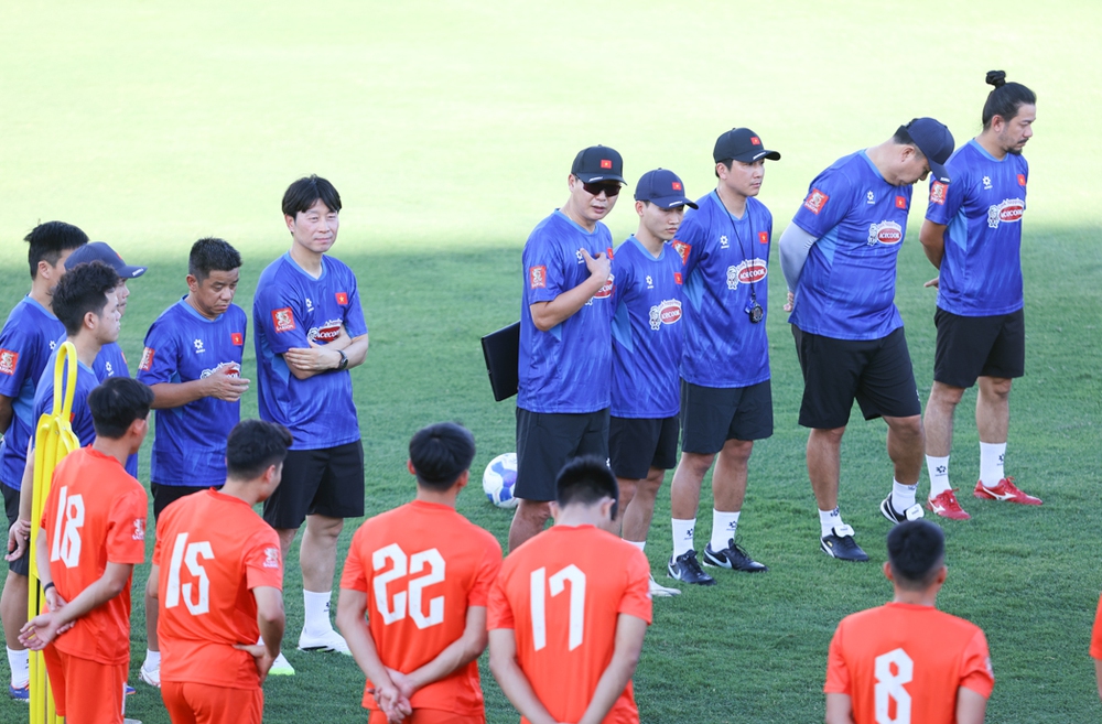 HLV Kim Sang Sik: 'Đội tuyển Việt Nam tự tin cạnh tranh tại ASEAN Cup 2026' - Ảnh 1. HLV Kim Sang Sik: 'Đội tuyển Việt Nam tự tin cạnh tranh tại ASEAN Cup 2026' - Ảnh 1.