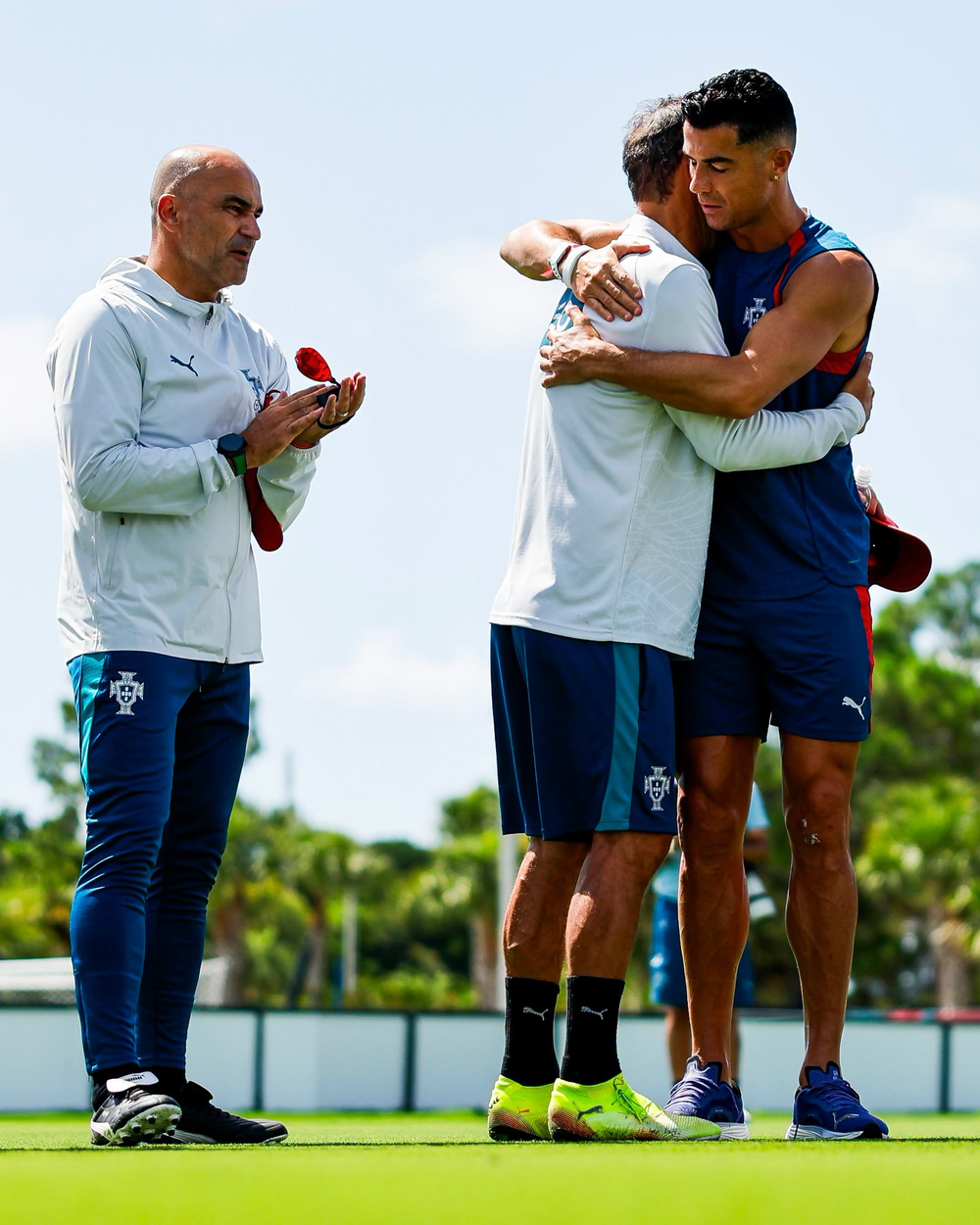 Ronaldo ôm trợ lý tuyển Bồ Đào Nha sau biến cố mất cha tại World Cup 2026 - Ảnh 1. Ronaldo ôm trợ lý tuyển Bồ Đào Nha sau biến cố mất cha tại World Cup 2026 - Ảnh 1.