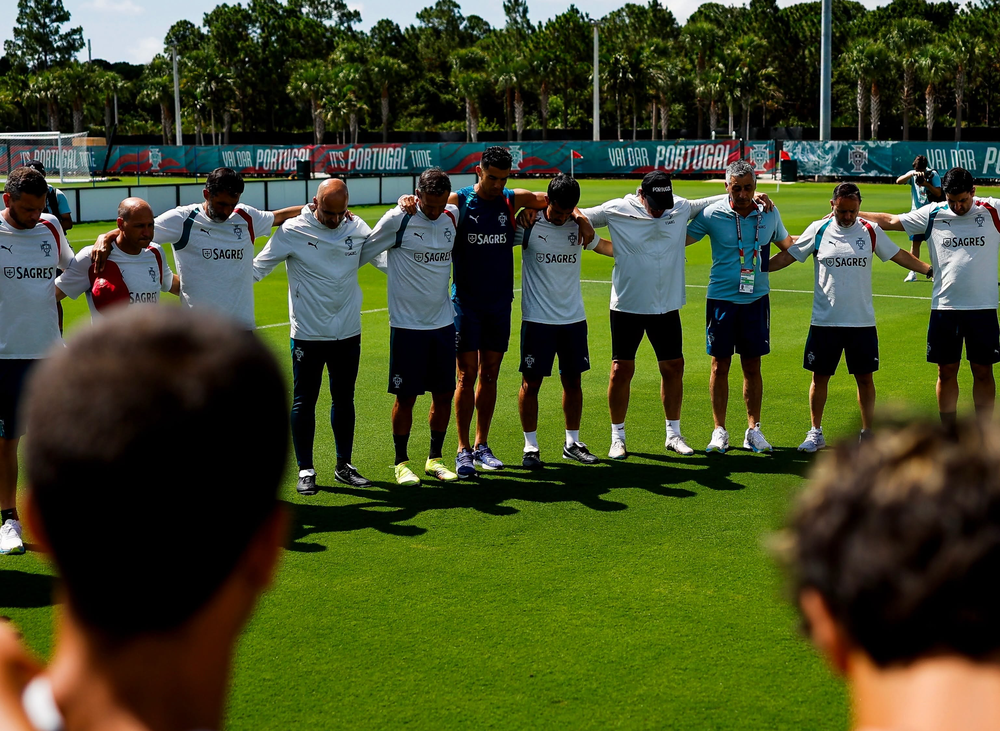 Ronaldo ôm trợ lý tuyển Bồ Đào Nha sau biến cố mất cha tại World Cup 2026 - Ảnh 2. Ronaldo ôm trợ lý tuyển Bồ Đào Nha sau biến cố mất cha tại World Cup 2026 - Ảnh 2.