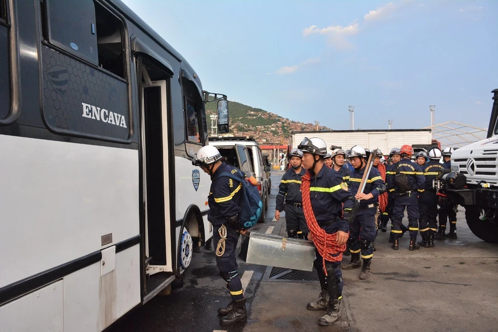Không quản nắng mưa, đoàn Việt Nam tích cực tìm kiếm nạn nhân động đất tại Venezuela - Ảnh 2.