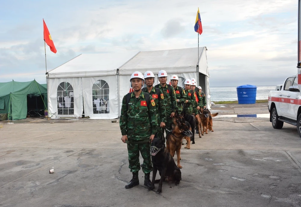 Không quản nắng mưa, đoàn Việt Nam tích cực tìm kiếm nạn nhân động đất tại Venezuela - Ảnh 1.