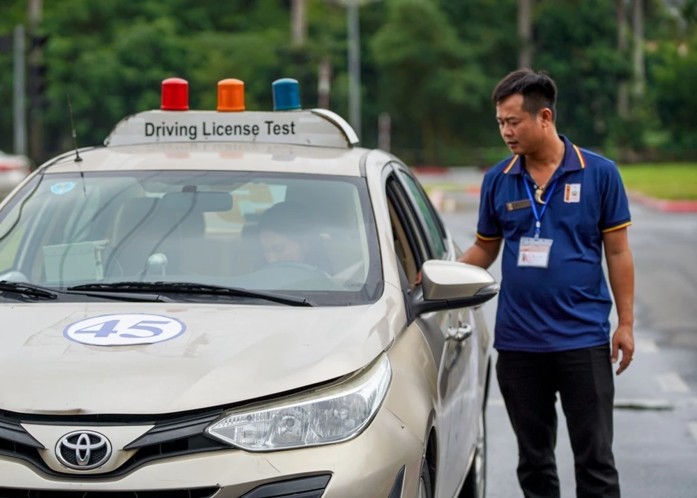Học viên thuận lợi trong ngày đầu sát hạch lái xe kiểu mới - Ảnh 1. Học viên thuận lợi trong ngày đầu sát hạch lái xe kiểu mới - Ảnh 1.
