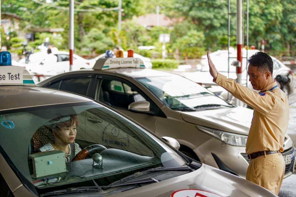 Học viên thuận lợi trong ngày đầu sát hạch lái xe kiểu mới - Ảnh 2. Học viên thuận lợi trong ngày đầu sát hạch lái xe kiểu mới - Ảnh 2.