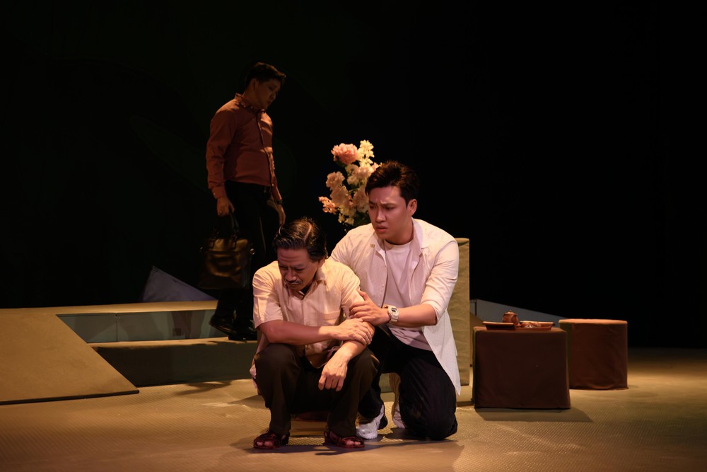 Vở kịch "Đồng chí" và thông điệp "giữ mình" thời bình - Ảnh 2. Vở kịch "Đồng chí" và thông điệp "giữ mình" thời bình - Ảnh 2.