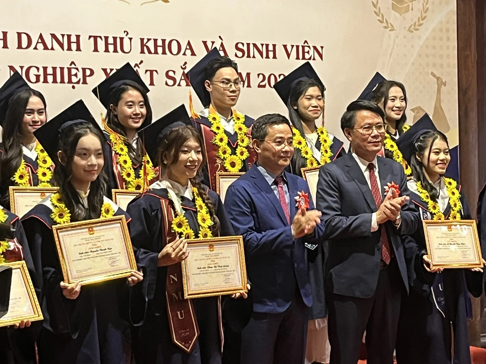 Tôn vinh hiền tài vì sự phát triển bền vững của Thủ đô - Ảnh 4. Tôn vinh hiền tài vì sự phát triển bền vững của Thủ đô - Ảnh 4.