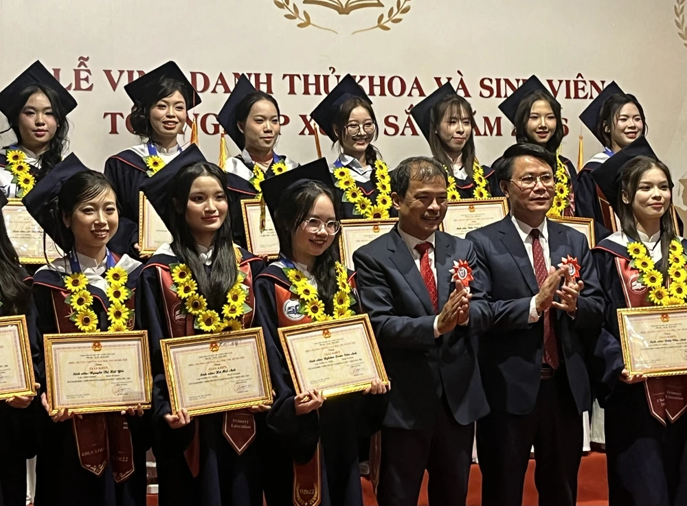 Tôn vinh hiền tài vì sự phát triển bền vững của Thủ đô - Ảnh 5. Tôn vinh hiền tài vì sự phát triển bền vững của Thủ đô - Ảnh 5.