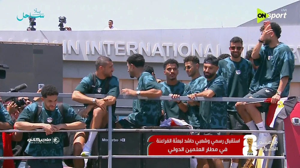 Hàng nghìn CĐV đổ ra sân bay chào đón, ĐT Ai Cập trở về như những người hùng sau kỳ tích World Cup 2026 - Ảnh 2.