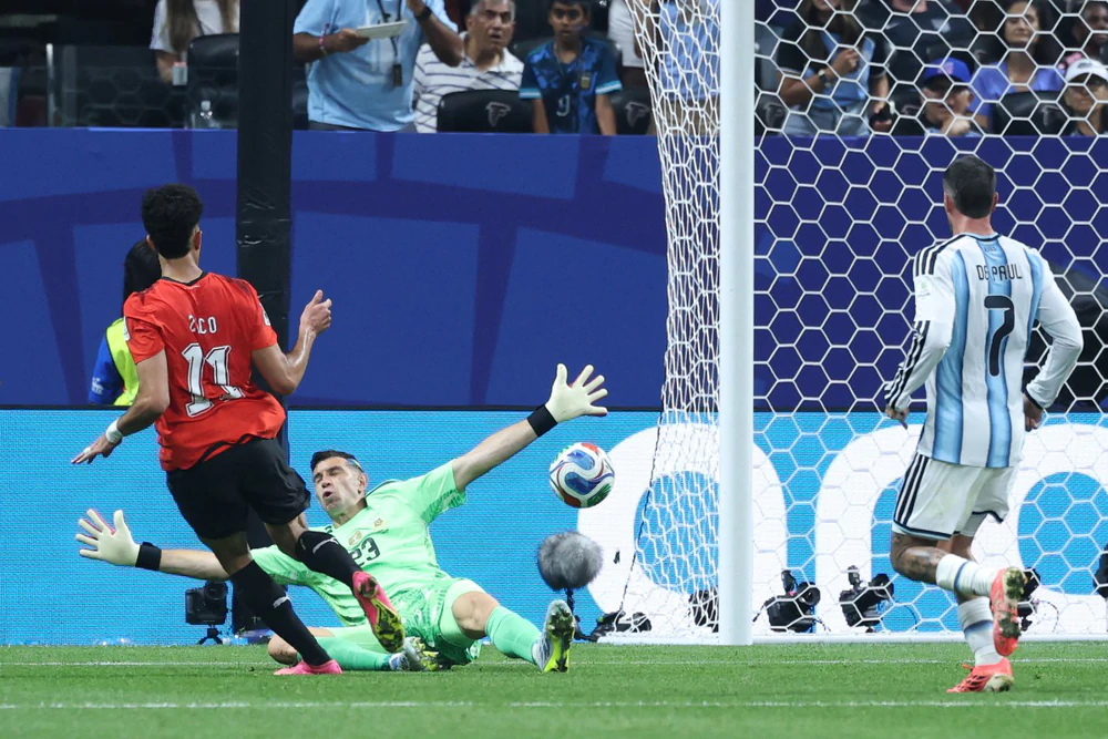 Argentina phòng ngự kém vì... Messi - Ảnh 1. Argentina phòng ngự kém vì... Messi - Ảnh 1.