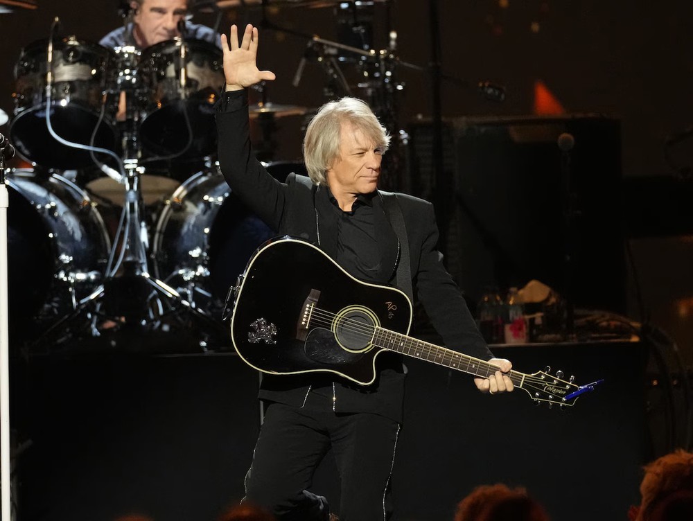 Jon Bon Jovi trở lại sau 4 năm: Tiếng hát hồi sinh của huyền thoại rock - Ảnh 4. Jon Bon Jovi trở lại sau 4 năm: Tiếng hát hồi sinh của huyền thoại rock - Ảnh 4.