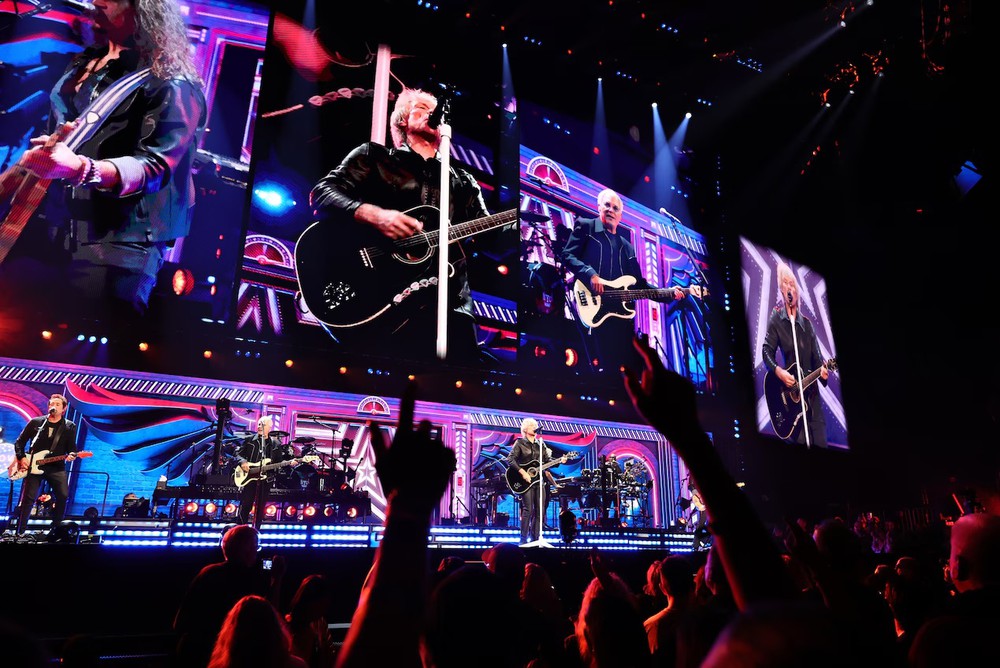 Jon Bon Jovi trở lại sau 4 năm: Tiếng hát hồi sinh của huyền thoại rock - Ảnh 9. Jon Bon Jovi trở lại sau 4 năm: Tiếng hát hồi sinh của huyền thoại rock - Ảnh 9.