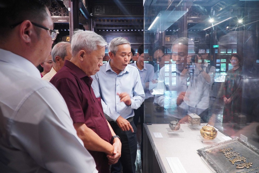 Giới thiệu đến công chúng những cổ vật quý của Cung đình Huế - Ảnh 1. Giới thiệu đến công chúng những cổ vật quý của Cung đình Huế - Ảnh 1.