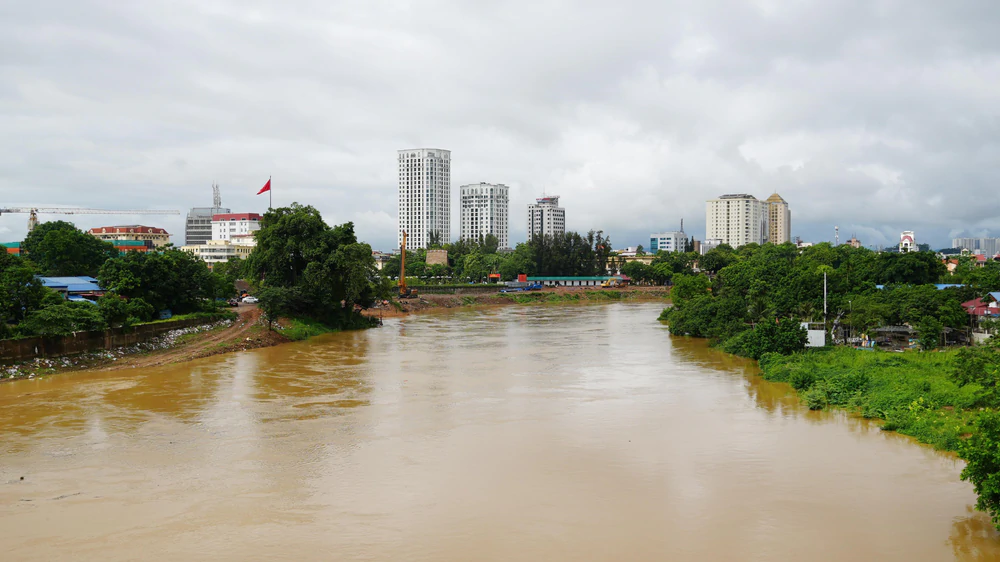 Nước sông Cầu qua Thái Nguyên lên nhanh do mưa lớn - Ảnh 4. Nước sông Cầu qua Thái Nguyên lên nhanh do mưa lớn - Ảnh 4.