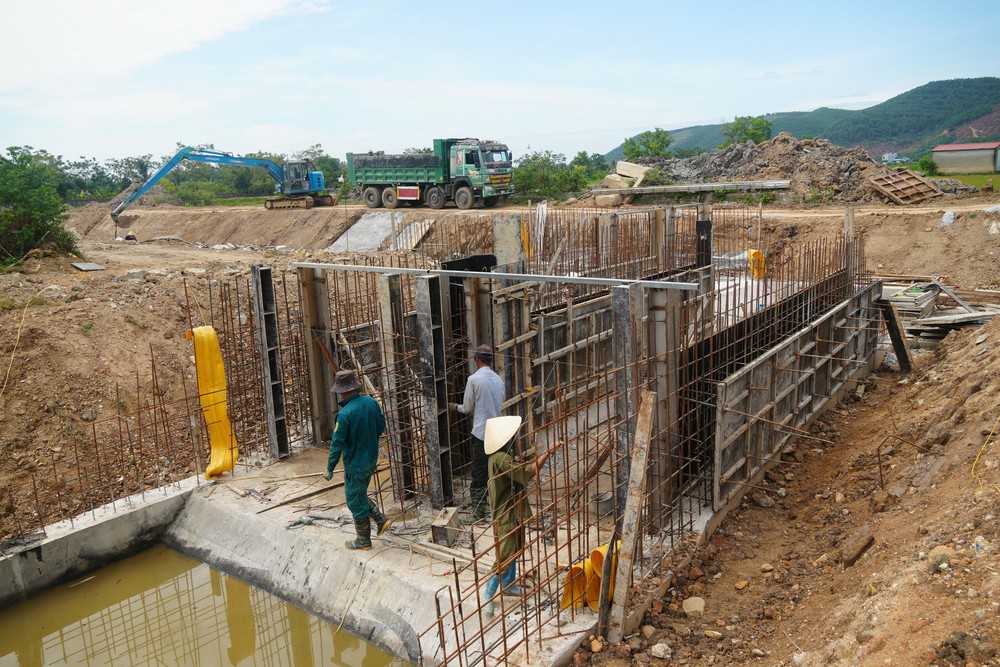 Thanh Hóa tăng tốc gia cố 46 trọng điểm đê điều, chủ động ứng phó mùa mưa bão 2026 - Ảnh 2. Thanh Hóa tăng tốc gia cố 46 trọng điểm đê điều, chủ động ứng phó mùa mưa bão 2026 - Ảnh 2.