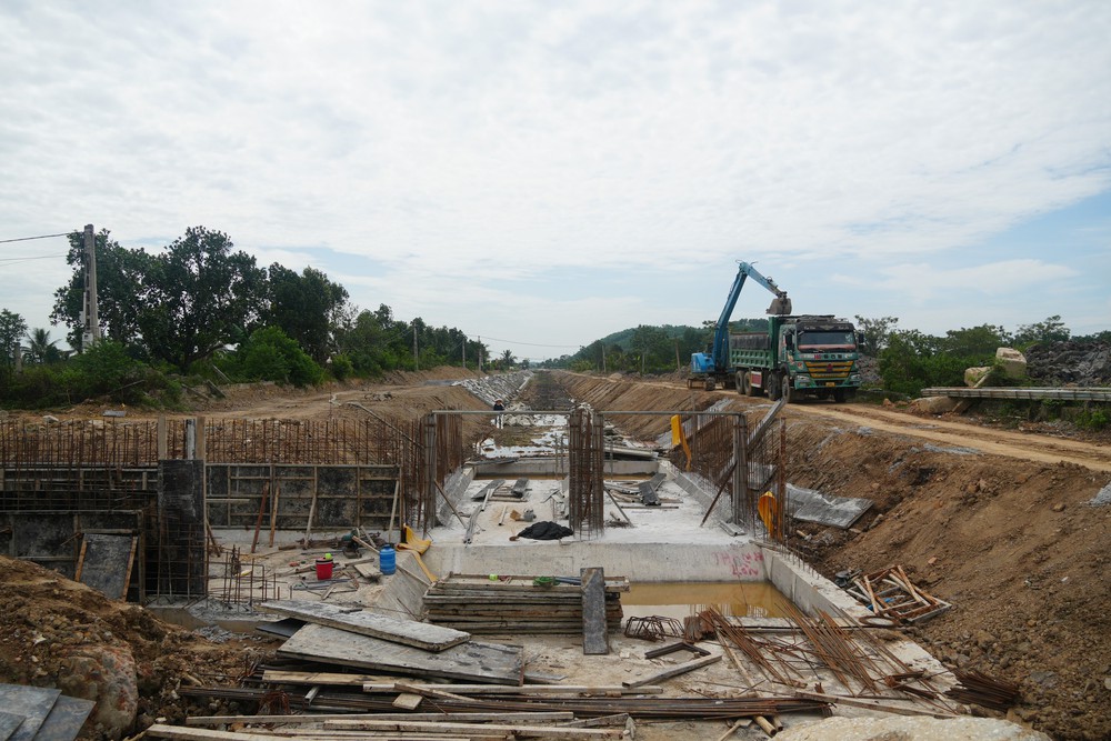 Thanh Hóa tăng tốc gia cố 46 trọng điểm đê điều, chủ động ứng phó mùa mưa bão 2026 - Ảnh 4. Thanh Hóa tăng tốc gia cố 46 trọng điểm đê điều, chủ động ứng phó mùa mưa bão 2026 - Ảnh 4.