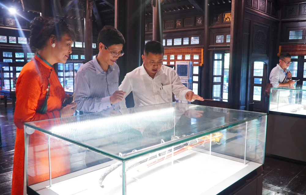 Giới thiệu đến công chúng những cổ vật quý của Cung đình Huế - Ảnh 3. Giới thiệu đến công chúng những cổ vật quý của Cung đình Huế - Ảnh 3.