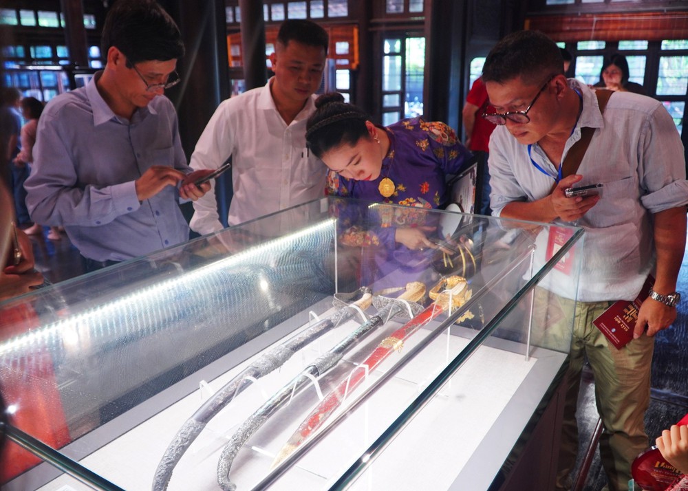 Giới thiệu đến công chúng những cổ vật quý của Cung đình Huế - Ảnh 2. Giới thiệu đến công chúng những cổ vật quý của Cung đình Huế - Ảnh 2.