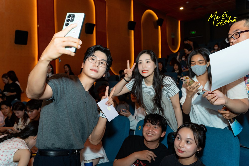 Sao Hàn “Cô đi mà lấy chồng tôi” chép "phao" ra bàn tay giao lưu với khán giả Việt Nam - Ảnh 2.