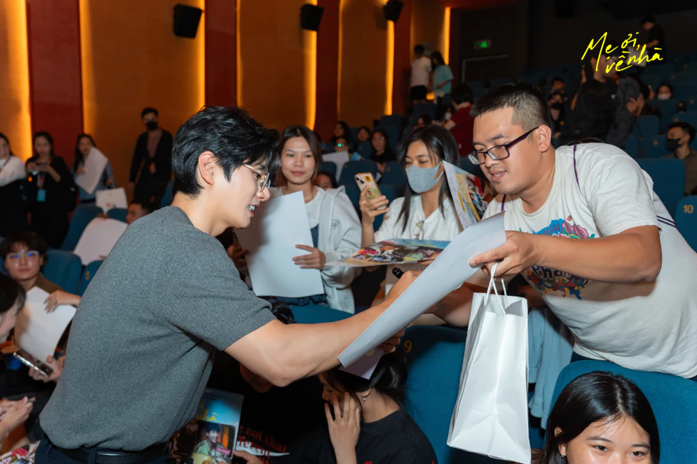 Sao Hàn “Cô đi mà lấy chồng tôi” chép "phao" ra bàn tay giao lưu với khán giả Việt Nam - Ảnh 3.