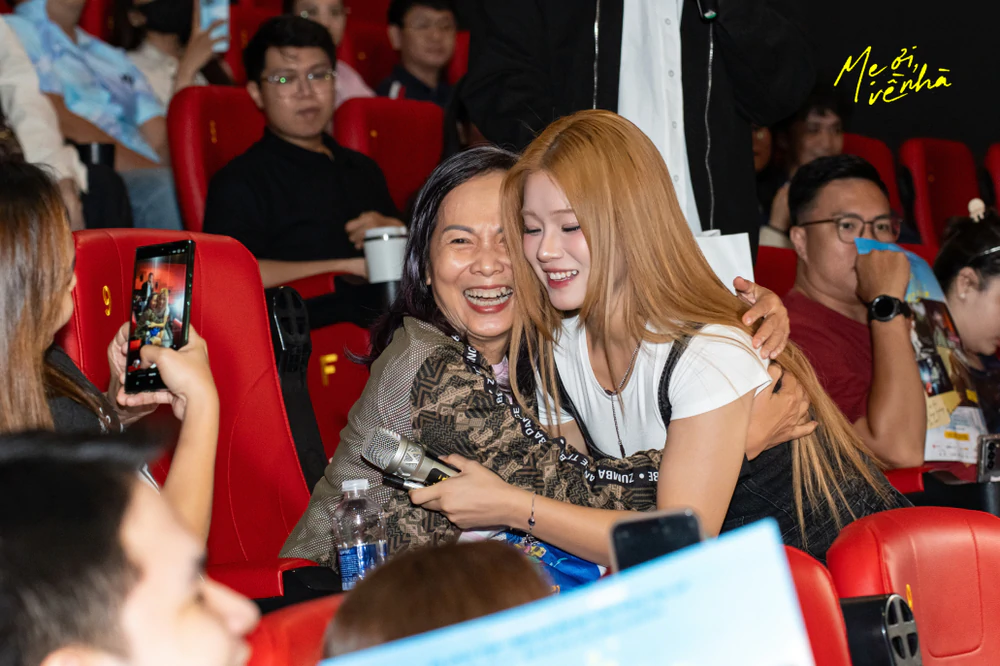 Sao Hàn “Cô đi mà lấy chồng tôi” chép "phao" ra bàn tay giao lưu với khán giả Việt Nam - Ảnh 6.