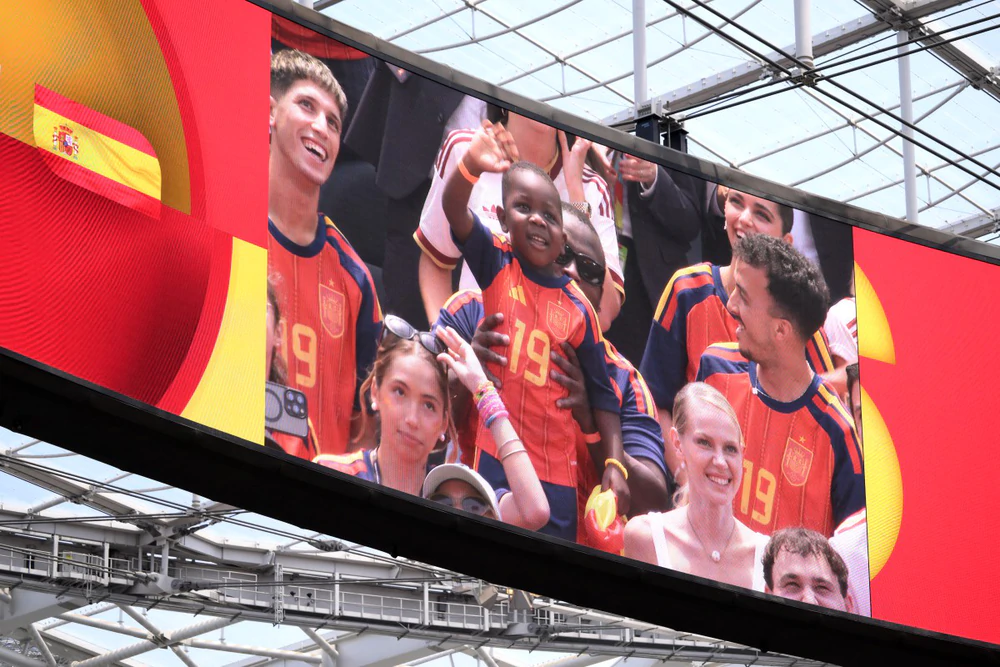 Em trai 3 tuổi của Lamine Yamal gây sốt mạng xã hội trong ngày Tây Ban Nha vào bán kết World Cup 2026 - Ảnh 2. Em trai 3 tuổi của Lamine Yamal gây sốt mạng xã hội trong ngày Tây Ban Nha vào bán kết World Cup 2026 - Ảnh 2.