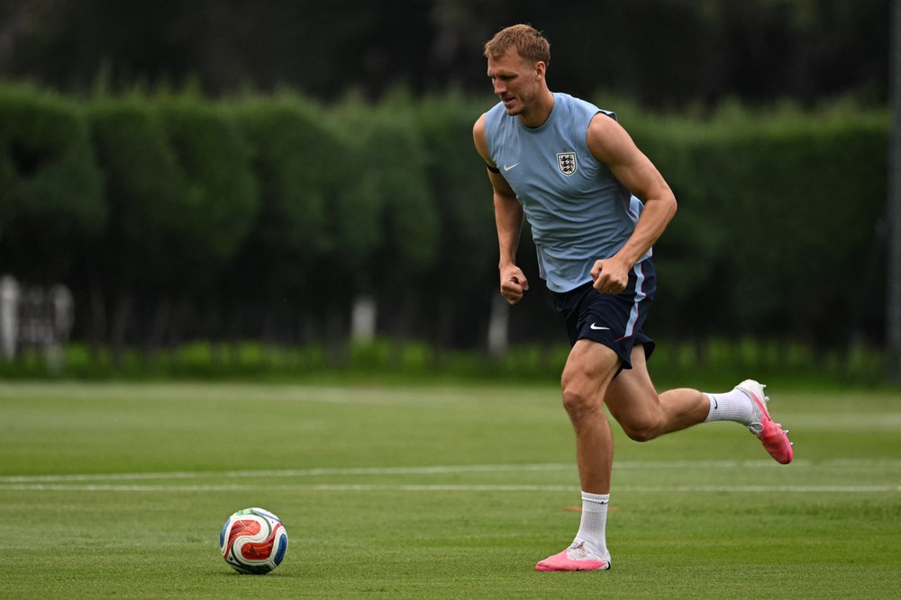 Trung vệ cao 2,01m Dan Burn có thể là quân bài được HLV Tuchel cân nhắc sử dụng để theo kèm Haaland. Ảnh: AFP Trung vệ cao 2,01m Dan Burn có thể là quân bài được HLV Tuchel cân nhắc sử dụng để theo kèm Haaland. Ảnh: AFP
