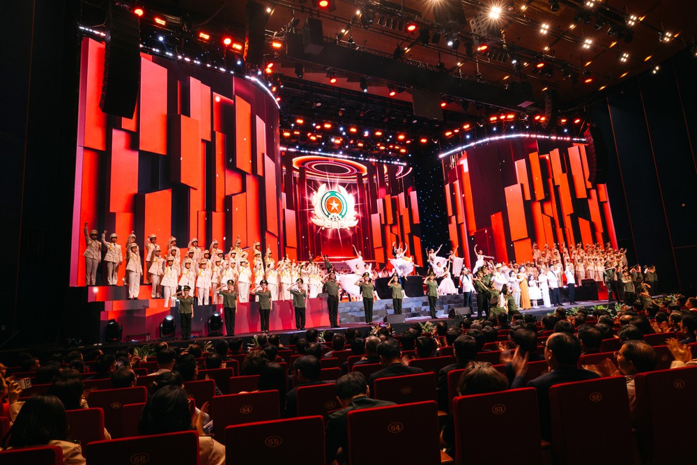 Chương trình nghệ thuật "80 năm - Vì an ninh Tổ quốc": Bản trường ca về những người giữ bình yên đất nước - Ảnh 1. Chương trình nghệ thuật "80 năm - Vì an ninh Tổ quốc": Bản trường ca về những người giữ bình yên đất nước - Ảnh 1.