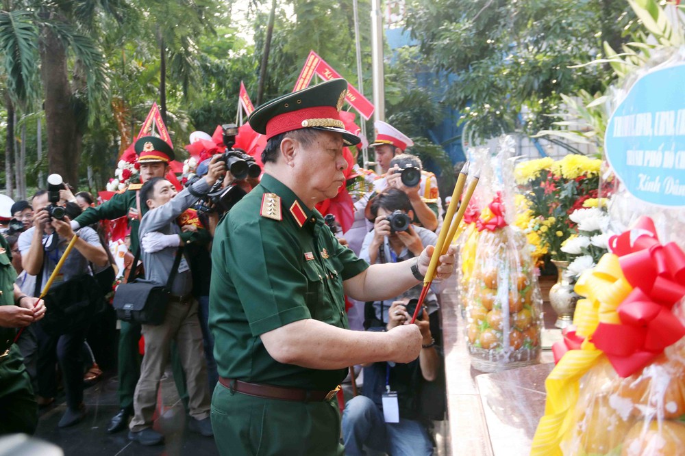 Đại tướng Nguyễn Trọng Nghĩa kiểm tra công tác quy tập hài cốt liệt sĩ tại Công viên Lê Thị Riêng - Ảnh 1. Đại tướng Nguyễn Trọng Nghĩa kiểm tra công tác quy tập hài cốt liệt sĩ tại Công viên Lê Thị Riêng - Ảnh 1.