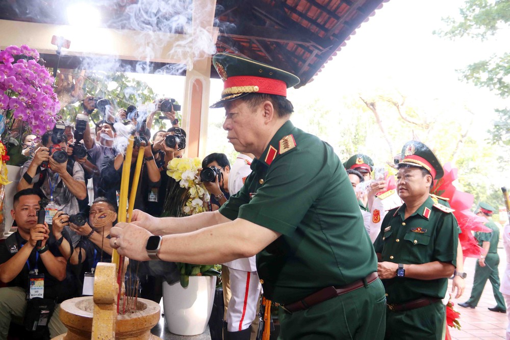Đại tướng Nguyễn Trọng Nghĩa kiểm tra công tác quy tập hài cốt liệt sĩ tại Công viên Lê Thị Riêng - Ảnh 3. Đại tướng Nguyễn Trọng Nghĩa kiểm tra công tác quy tập hài cốt liệt sĩ tại Công viên Lê Thị Riêng - Ảnh 3.