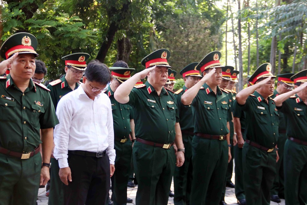 Đại tướng Nguyễn Trọng Nghĩa kiểm tra công tác quy tập hài cốt liệt sĩ tại Công viên Lê Thị Riêng - Ảnh 2. Đại tướng Nguyễn Trọng Nghĩa kiểm tra công tác quy tập hài cốt liệt sĩ tại Công viên Lê Thị Riêng - Ảnh 2.