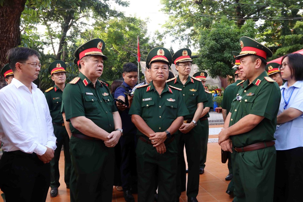 Đại tướng Nguyễn Trọng Nghĩa kiểm tra công tác quy tập hài cốt liệt sĩ tại Công viên Lê Thị Riêng - Ảnh 4. Đại tướng Nguyễn Trọng Nghĩa kiểm tra công tác quy tập hài cốt liệt sĩ tại Công viên Lê Thị Riêng - Ảnh 4.