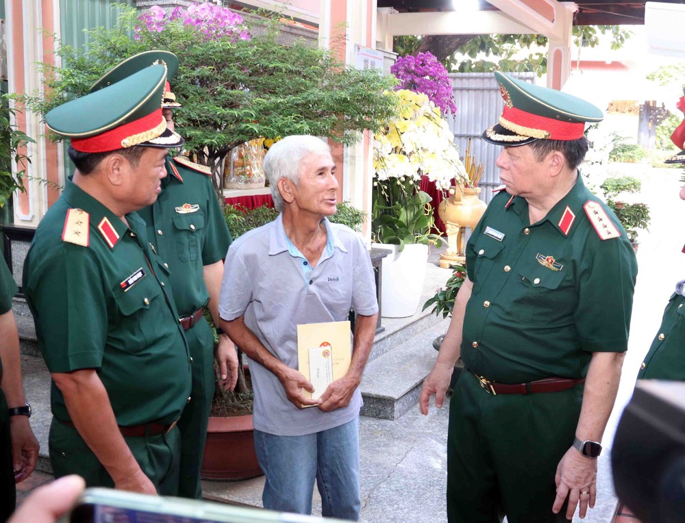 Đại tướng Nguyễn Trọng Nghĩa kiểm tra công tác quy tập hài cốt liệt sĩ tại Công viên Lê Thị Riêng - Ảnh 8. Đại tướng Nguyễn Trọng Nghĩa kiểm tra công tác quy tập hài cốt liệt sĩ tại Công viên Lê Thị Riêng - Ảnh 8.