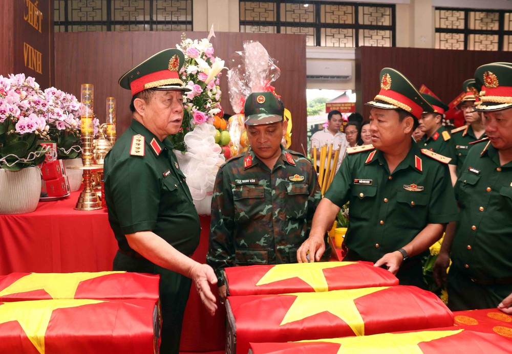 Đại tướng Nguyễn Trọng Nghĩa kiểm tra công tác quy tập hài cốt liệt sĩ tại Công viên Lê Thị Riêng - Ảnh 5. Đại tướng Nguyễn Trọng Nghĩa kiểm tra công tác quy tập hài cốt liệt sĩ tại Công viên Lê Thị Riêng - Ảnh 5.