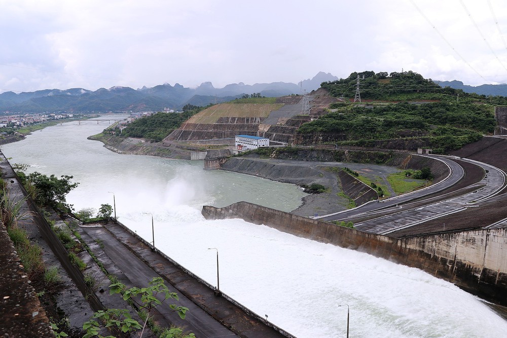 Đảm bảo an toàn hạ du Thủy điện Hòa Bình mở 1 cửa xả đáy - Ảnh 1. Đảm bảo an toàn hạ du Thủy điện Hòa Bình mở 1 cửa xả đáy - Ảnh 1.