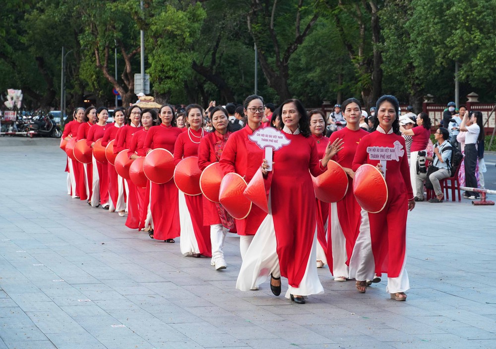 Viết tiếp hành trình của áo dài Việt với sức sống mới - Ảnh 4. Viết tiếp hành trình của áo dài Việt với sức sống mới - Ảnh 4.