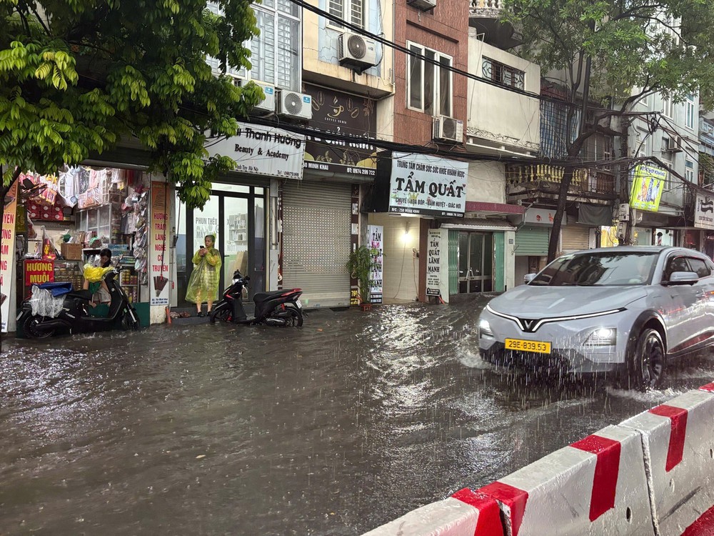 Từ ngày 19/7 - 23/7, khả năng hình thành xoáy thuận nhiệt đới gây mưa lớn diện rộng ở Bắc Bộ - Ảnh 1. Từ ngày 19/7 - 23/7, khả năng hình thành xoáy thuận nhiệt đới gây mưa lớn diện rộng ở Bắc Bộ - Ảnh 1.