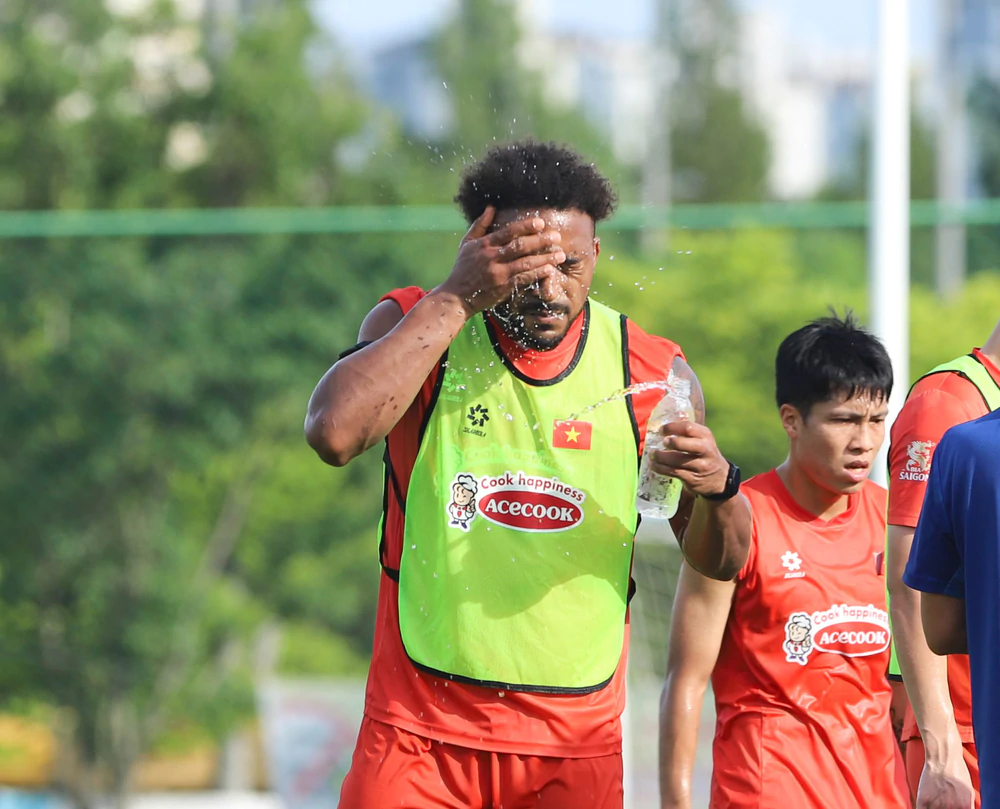 Đội tuyển Việt Nam vượt nắng tập luyện, sẵn sàng đấu Gangwon FC - Ảnh 1. Đội tuyển Việt Nam vượt nắng tập luyện, sẵn sàng đấu Gangwon FC - Ảnh 1.