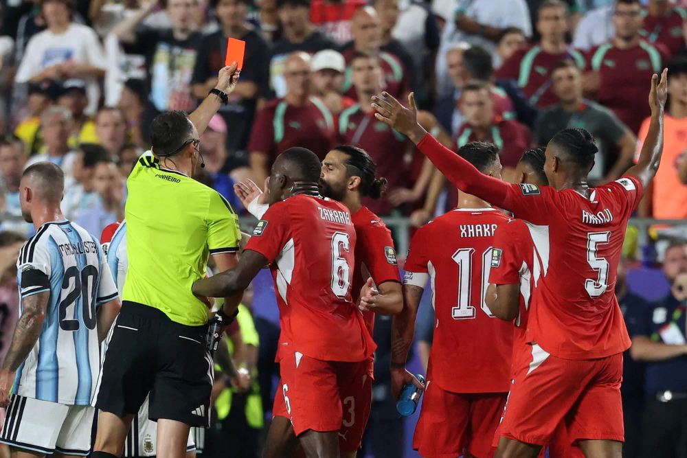 Giải thích về quy định VAR mới về "nhầm đối tượng" được áp dụng tại World Cup 2026 - Ảnh 2. Giải thích về quy định VAR mới về "nhầm đối tượng" được áp dụng tại World Cup 2026 - Ảnh 2.
