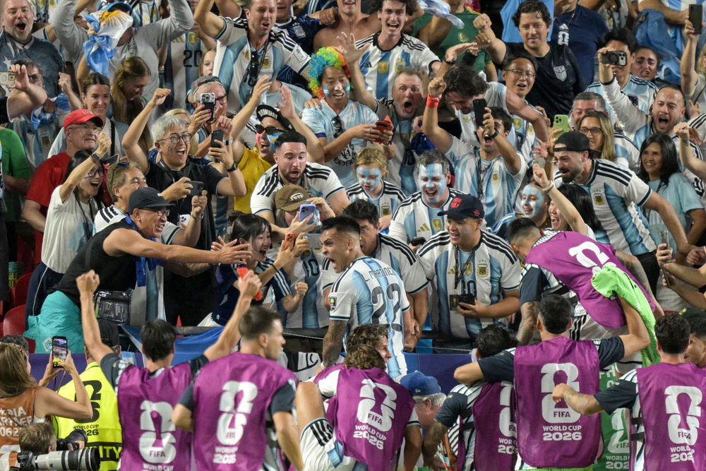 Báo Pháp: Tiền đạo Argentina thoát thẻ đỏ ở cuối trận thắng Thụy Sĩ - Ảnh 1.