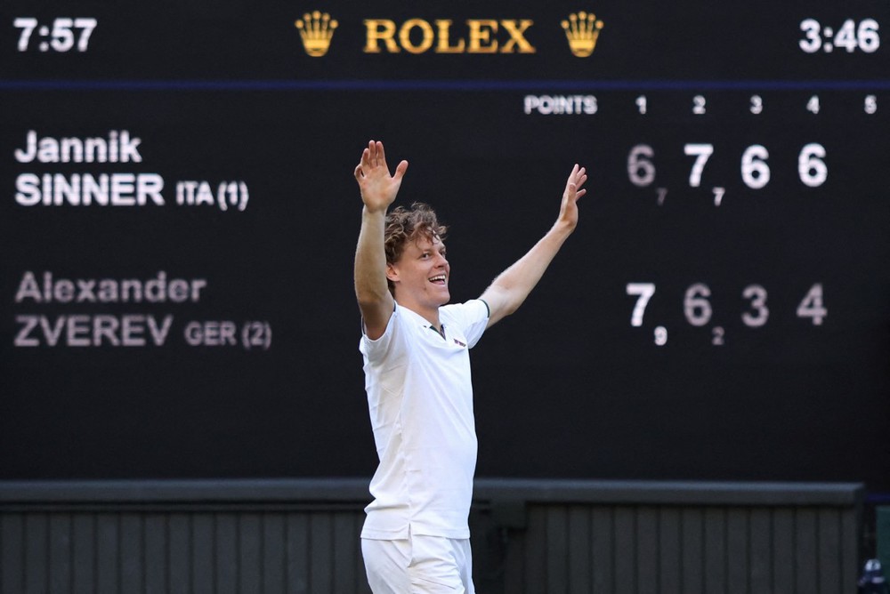 Jannik Sinner tiết lộ mẹ nhiều lần rời khán đài trong trận chung kết Wimbledon vì quá căng thẳng - Ảnh 2.
