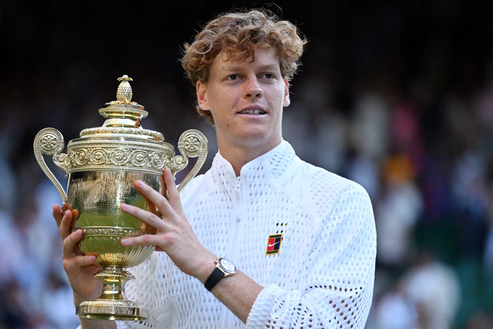 Jannik Sinner tiết lộ mẹ nhiều lần rời khán đài trong trận chung kết Wimbledon vì quá căng thẳng - Ảnh 1.