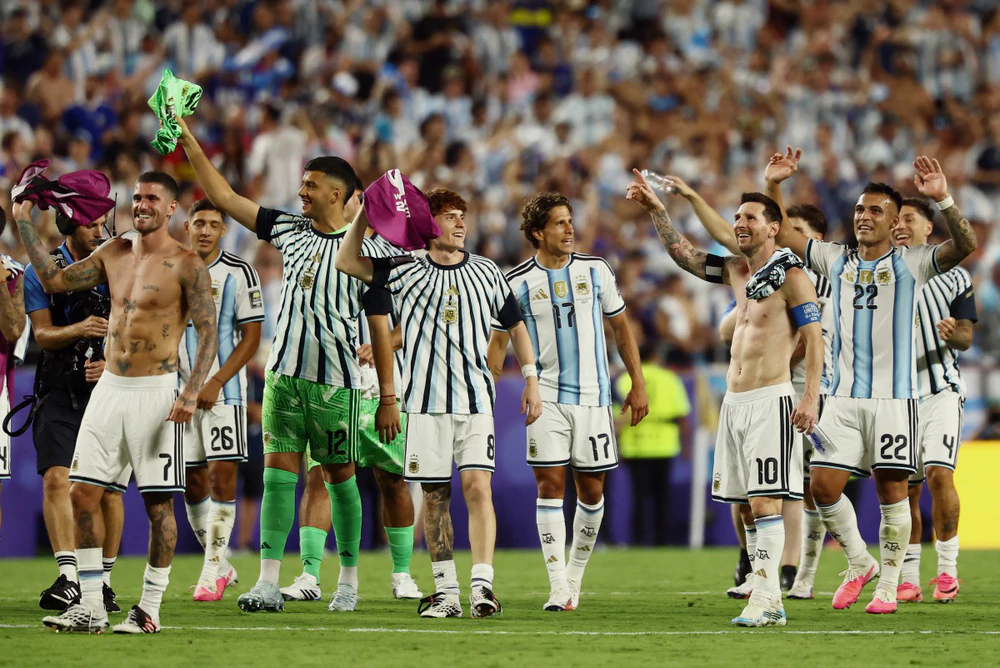 5 trận đấu trước đó của Argentina tại World Cup 2026, trận nào Lionel Messi cũng ghi bàn. Nhưng trước Thụy Sỹ ở vòng tứ kết, lần đầu tiên Argentina đã biết thắng mà không cần số 10 phải lên tiếng. Ảnh: AFP 5 trận đấu trước đó của Argentina tại World Cup 2026, trận nào Lionel Messi cũng ghi bàn. Nhưng trước Thụy Sỹ ở vòng tứ kết, lần đầu tiên Argentina đã biết thắng mà không cần số 10 phải lên tiếng. Ảnh: AFP