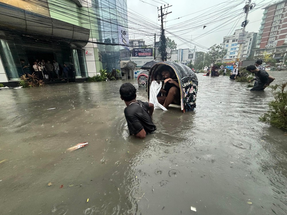 51 người chết, hơn 1 triệu người bị cô lập trong lũ ở Bangladesh - Ảnh 1.