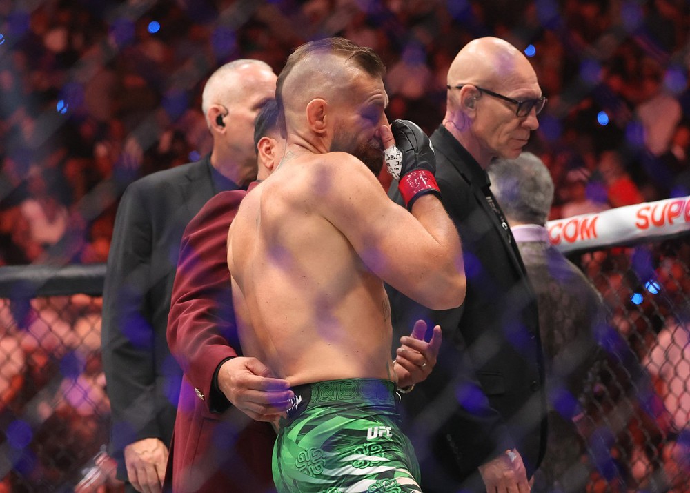 McGregor tái xuất thảm họa: Thua chỉ sau hơn 1 phút thi đấu - Ảnh 1.