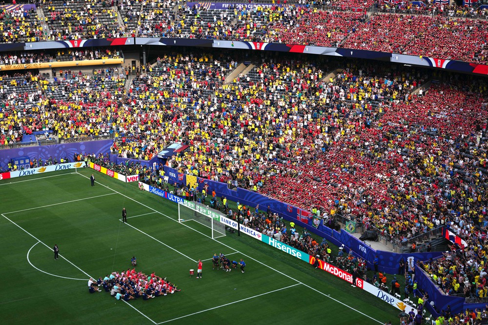 World Cup trên sân nhà: Bóng đá, kinh doanh và chuyện bán cho ai? - Ảnh 1.