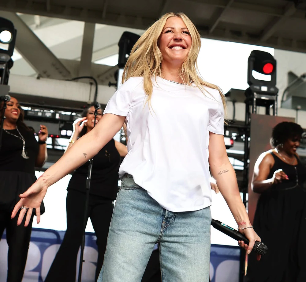 Ellie Goulding tiếp sức lớn lao cho đội tuyển Anh - Ảnh 1. Ellie Goulding tiếp sức lớn lao cho đội tuyển Anh - Ảnh 1.