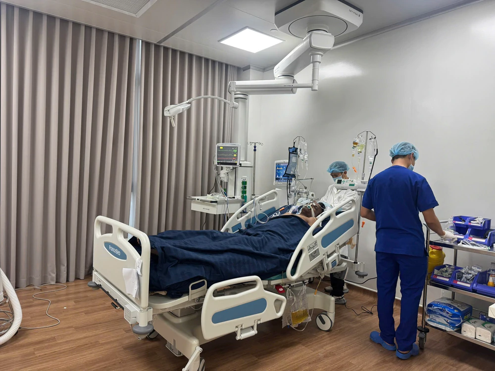 Huy động tối đa nguồn lực cứu chữa nạn nhân vụ lật ca nô tại Phú Quốc - Ảnh 1. Huy động tối đa nguồn lực cứu chữa nạn nhân vụ lật ca nô tại Phú Quốc - Ảnh 1.
